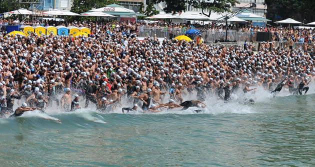 Hundreds of swimmers take part in the "T